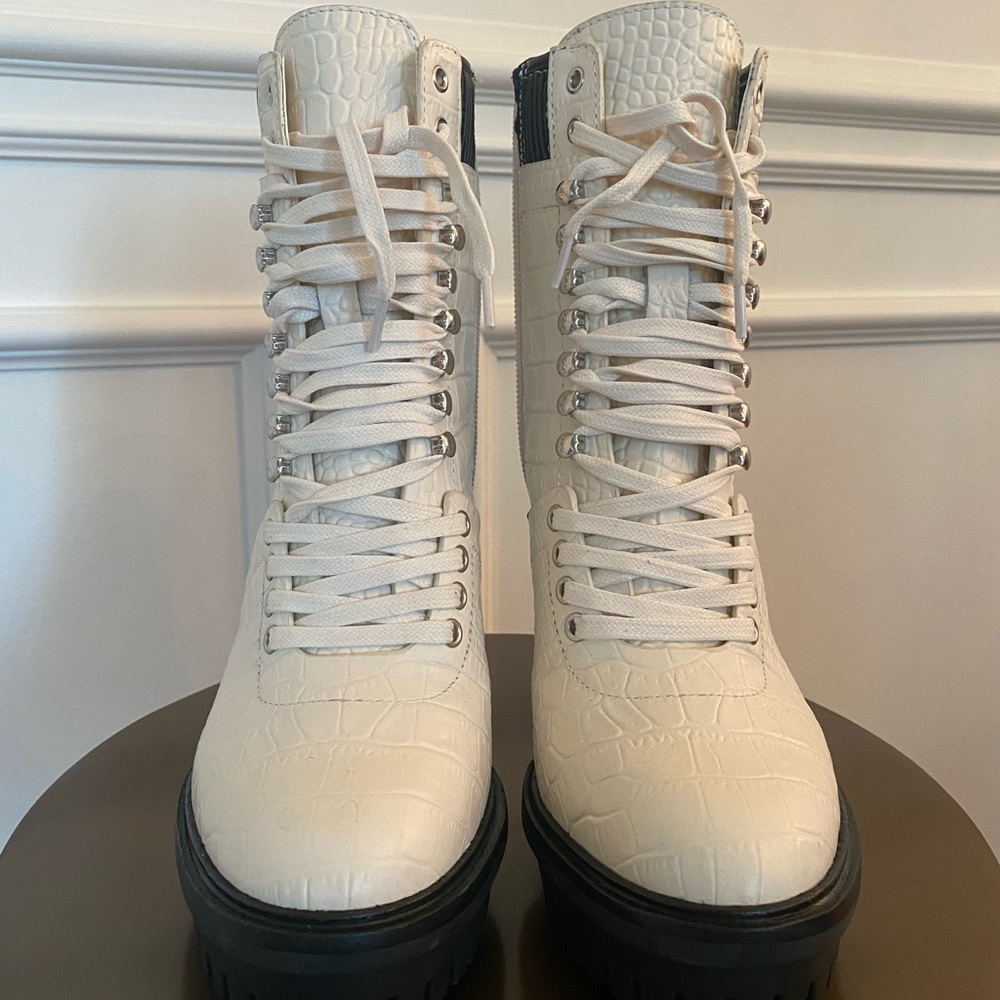 VINCE CAMUTO ERMANIA PLATFORM LACE-UP BOOTIE